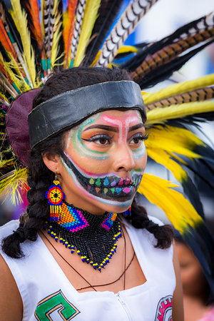 fiesta de san miguel arcángel - Young, female indigenous tribal dancer wearing face paint and headdress with feathers at a St Michael Archangel Festival parade in San Miguel de Allende, Mexico Foto de stock - Con derechos protegidos, Código: 700-09273250