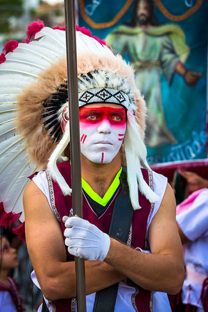 simsearch:700-09273241,k - Indigenous male, tribal dancer with pink and white face paint and wearing headdress at a St Michael Archangel Festival parade in San Miguel de Allende, Mexico Fotografie stock - Rights-Managed, Codice: 700-09273253