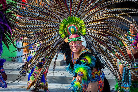 fiesta de san miguel arcangel - Indigenous male, tribal dancer wearing large headdres of feathers at a St Michael Archangel Festival parade in San Miguel de Allende, Mexico Photographie de stock - Rights-Managed, Code: 700-09273264