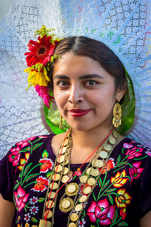 simsearch:700-09273241,k - Portrait of a young, Mexican woman in traditional costume at a St Michael Archangel Festival parade in San Miguel de Allende, Mexico Photographie de stock - Rights-Managed, Code: 700-09273267