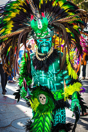 simsearch:700-09273241,k - Indigenous male, tribal dancer in green costume and mask at a St Michael Archangel Festival parade in San Miguel de Allende, Mexico Photographie de stock - Rights-Managed, Code: 700-09273260