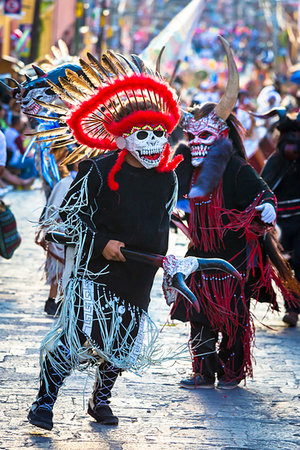 simsearch:700-09273241,k - Indigenous tribal dancers wearing masks and headdresses at a St Michael Archangel Festival parade in San Miguel de Allende, Mexico Fotografie stock - Rights-Managed, Codice: 700-09273277