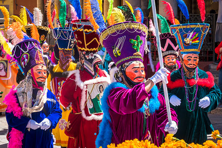 fiesta de san miguel arcángel - People wearing nobelman's costumes in a St Michael Archangel Festival parade in San Miguel de Allende, Mexico Foto de stock - Con derechos protegidos, Código: 700-09273285