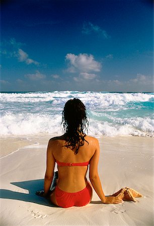 sea starfish pictures - Vue postérieure de la femme en maillot de bain sur la plage avec l'étoile de mer, Cancun, Mexique Photographie de stock - Rights-Managed, Code: 700-00006062
