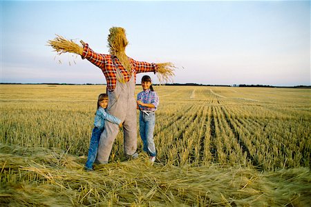 espantalho - Girls with Scarecrow by Swathed Barley Field, Hamiota, MB, Canada Foto de stock - Con derechos protegidos, Código: 700-00006862