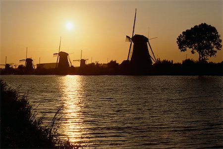 simsearch:855-03254870,k - Silhouette of Windmills at Dusk Kinderdyk, Netherlands Foto de stock - Con derechos protegidos, Código: 700-00006873