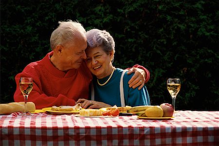Mature Couple Eating Outdoors Foto de stock - Con derechos protegidos, Código: 700-00007412