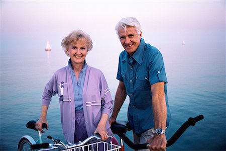 Senior Couple with Bicycles by Waterfront Foto de stock - Con derechos protegidos, Código: 700-00002761