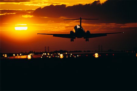simsearch:700-00004006,k - Avion atterrissait à l'aéroport International d'Ottawa Sunset Canada Photographie de stock - Rights-Managed, Code: 700-00014347