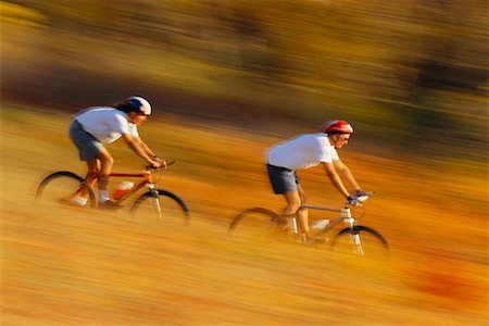 simsearch:700-00187853,k - Couple Riding Bikes through Field Foto de stock - Direito Controlado, Número: 700-00014540