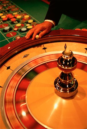 roulette (jeu) - Man's Hand and Roulette Wheel Foto de stock - Con derechos protegidos, Código: 700-00014959