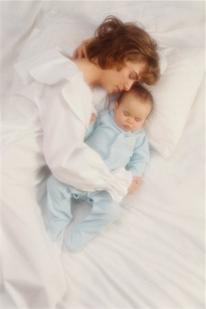 Overhead View of Mother and Baby Sleeping on Bed Foto de stock - Con derechos protegidos, Código: 700-00015093