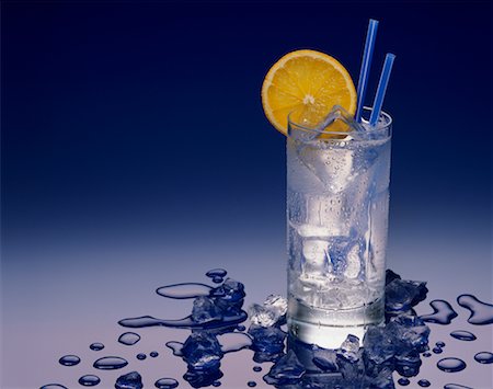 simsearch:700-00782222,k - Drink with Ice and Lemon Foto de stock - Con derechos protegidos, Código: 700-00015415