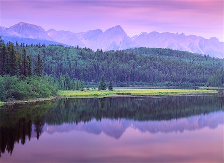 simsearch:600-00016616,k - Dawn à Mayfield montagnes Rocheuses Lake Colombie-Britannique, Canada Photographie de stock - Rights-Managed, Code: 700-00016309