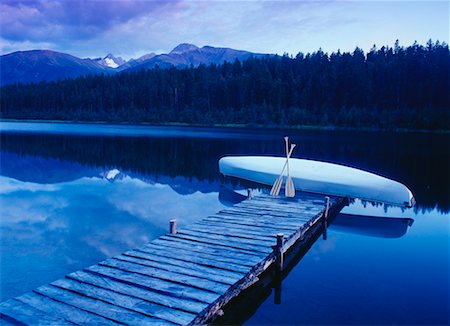 Dock and Canoe at Dusk Mayfield Lake, Northern Rockies British Columbia, Canada Foto de stock - Con derechos protegidos, Código: 700-00016614