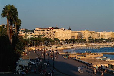 simsearch:862-06825541,k - Personnes marchant le long de la côte d'Azur française port Cannes, Provence, France Photographie de stock - Rights-Managed, Code: 700-00016790