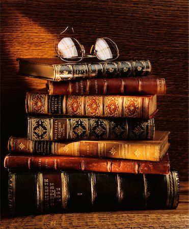 Stack of Antique Books and Eyeglasses Foto de stock - Con derechos protegidos, Código: 700-00017134