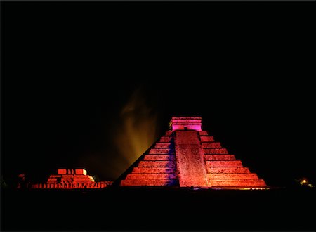 Kukulkan-Pyramide und der Tempel der Krieger bei Nacht Chichen Itza, Yukatan, Mexiko Stockbilder - Lizenzpflichtiges, Bildnummer: 700-00017598