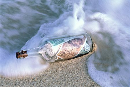 European Currency in Bottle on Beach Foto de stock - Direito Controlado, Número: 700-00018059