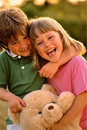 simsearch:700-00025770,k - Chidren Embracing Outdoors Foto de stock - Direito Controlado, Número: 700-00018588