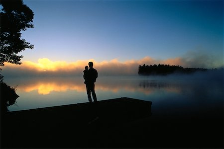 six mile lake - Silhouette Mann und Baby auf Dock, Ontario, Kanada Stockbilder - Lizenzpflichtiges, Bildnummer: 700-00018710