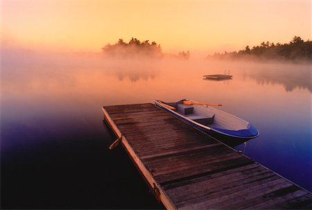 six mile lake - Ruderboot im Dock mit Nebel sechs Meile Lake Muskoka, Ontario, Kanada Stockbilder - Lizenzpflichtiges, Bildnummer: 700-00018768