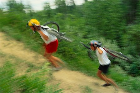 simsearch:700-00187853,k - Two People Carrying Mountain Bikes Up Hill Foto de stock - Direito Controlado, Número: 700-00018883