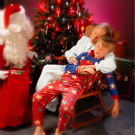 simsearch:6128-08728277,k - Enfants qui dorment sous la présidence de l'arbre de Noël Photographie de stock - Rights-Managed, Code: 700-00012158