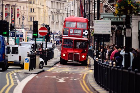 simsearch:700-03836376,k - Doppeldecker Bus, Piccadilly Circus, London, England Stockbilder - Lizenzpflichtiges, Bildnummer: 700-00012316