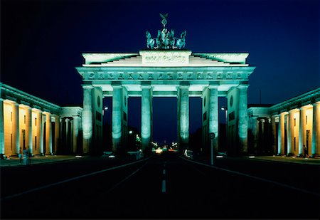 simsearch:400-07265211,k - Twilight The Brandenburg Gate Berlin, Germany Foto de stock - Con derechos protegidos, Código: 700-00012613