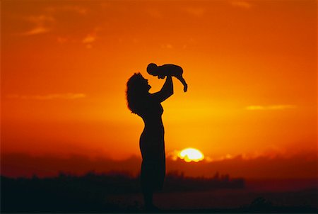 simsearch:600-00004817,k - Silhouette de maman bébé Holding au coucher du soleil Princeville, Kauai, Hawaii, USA Photographie de stock - Rights-Managed, Code: 700-00024450