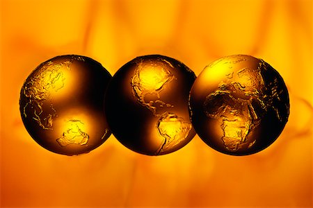 simsearch:700-00022059,k - Drei metallische Globen, die Darstellung der Kontinente der Welt Stockbilder - Lizenzpflichtiges, Bildnummer: 700-00024555