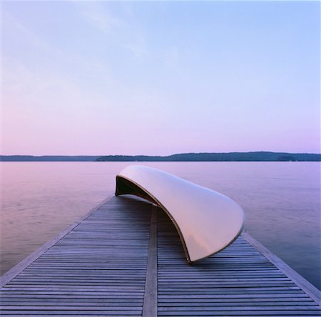 Overturned Canoe on Dock at Dusk Lake Rosseau, Ontario, Canada Foto de stock - Direito Controlado, Número: 700-00024758