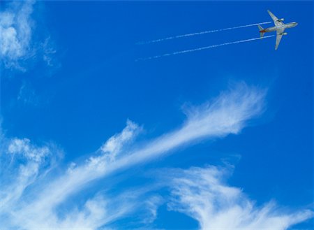 simsearch:700-00021968,k - Avion avec des traînées de condensation Photographie de stock - Rights-Managed, Code: 700-00025275