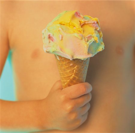Close-Up of Child Holding Ice Cream Cone Foto de stock - Con derechos protegidos, Código: 700-00025278