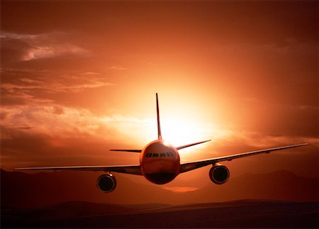 simsearch:693-03310514,k - Airplane in Flight at Sunset Foto de stock - Direito Controlado, Número: 700-00025272