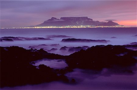 simsearch:700-00025906,k - Table Mountain and Cape Town at Night as Seen from Bloubergstrand Beach, South Africa Foto de stock - Con derechos protegidos, Código: 700-00025906