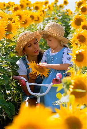 Mother and Daughter in Sunflower Field, Beauseajour, Manitoba Canada Foto de stock - Con derechos protegidos, Código: 700-00026143