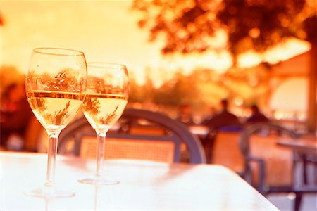 Glasses of Wine on Table Outdoors Niagara-on-the-Lake, Ontario Canada Foto de stock - Con derechos protegidos, Código: 700-00026217