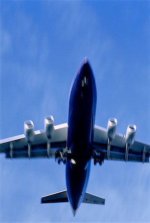 Regardant vers le haut l'avion en vol Photographie de stock - Rights-Managed, Code: 700-00026275