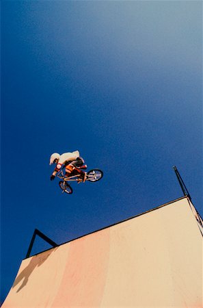 simsearch:700-01173379,k - Homme sur BMX vélo au-dessus de Half-Pipe Photographie de stock - Rights-Managed, Code: 700-00026307