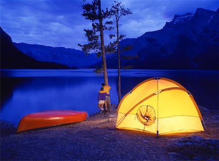 Couple au camping à la tombée de la nuit le lac Minnewanka, Parc National Banff, Alberta, Canada Photographie de stock - Rights-Managed, Code: 700-00026322