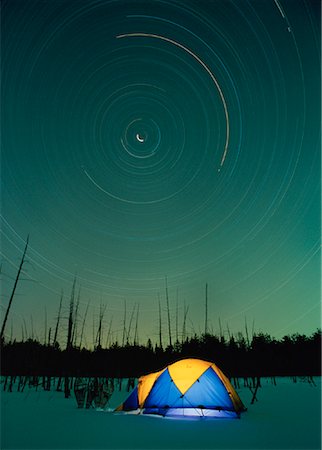 Campsite in Winter with Star Trails at Night Gatineau Park, Quebec, Canada Foto de stock - Con derechos protegidos, Código: 700-00027986