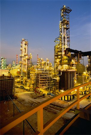 energy plant oil and gas - Oil Refinery at Dusk Singapore Foto de stock - Con derechos protegidos, Código: 700-00029410