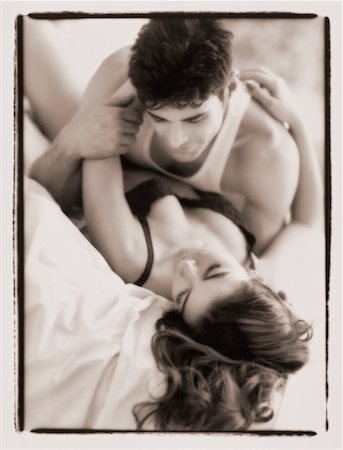 Couple embrassant dans son lit Photographie de stock - Rights-Managed, Code: 700-00029469