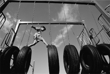 Garçon jouant sur les balançoires de pneu Photographie de stock - Rights-Managed, Code: 700-00029799