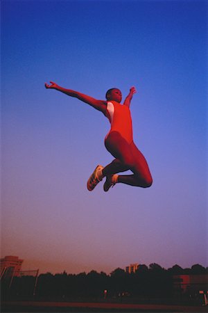 salto em distância - Woman Long Jumping Foto de stock - Direito Controlado, Número: 700-00029792