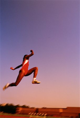 salto em distância - Woman Long Jumping Foto de stock - Direito Controlado, Número: 700-00029954