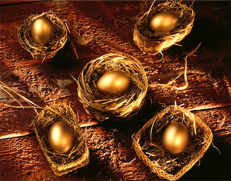 simsearch:614-06718755,k - Goldene Eier in die Nester Stockbilder - Lizenzpflichtiges, Bildnummer: 700-00020064