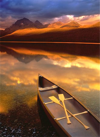 Kanu mit Paddel am Sonnenuntergang Bowman Lake, Glacier National Park, Montana, USA Stockbilder - Lizenzpflichtiges, Bildnummer: 700-00020166